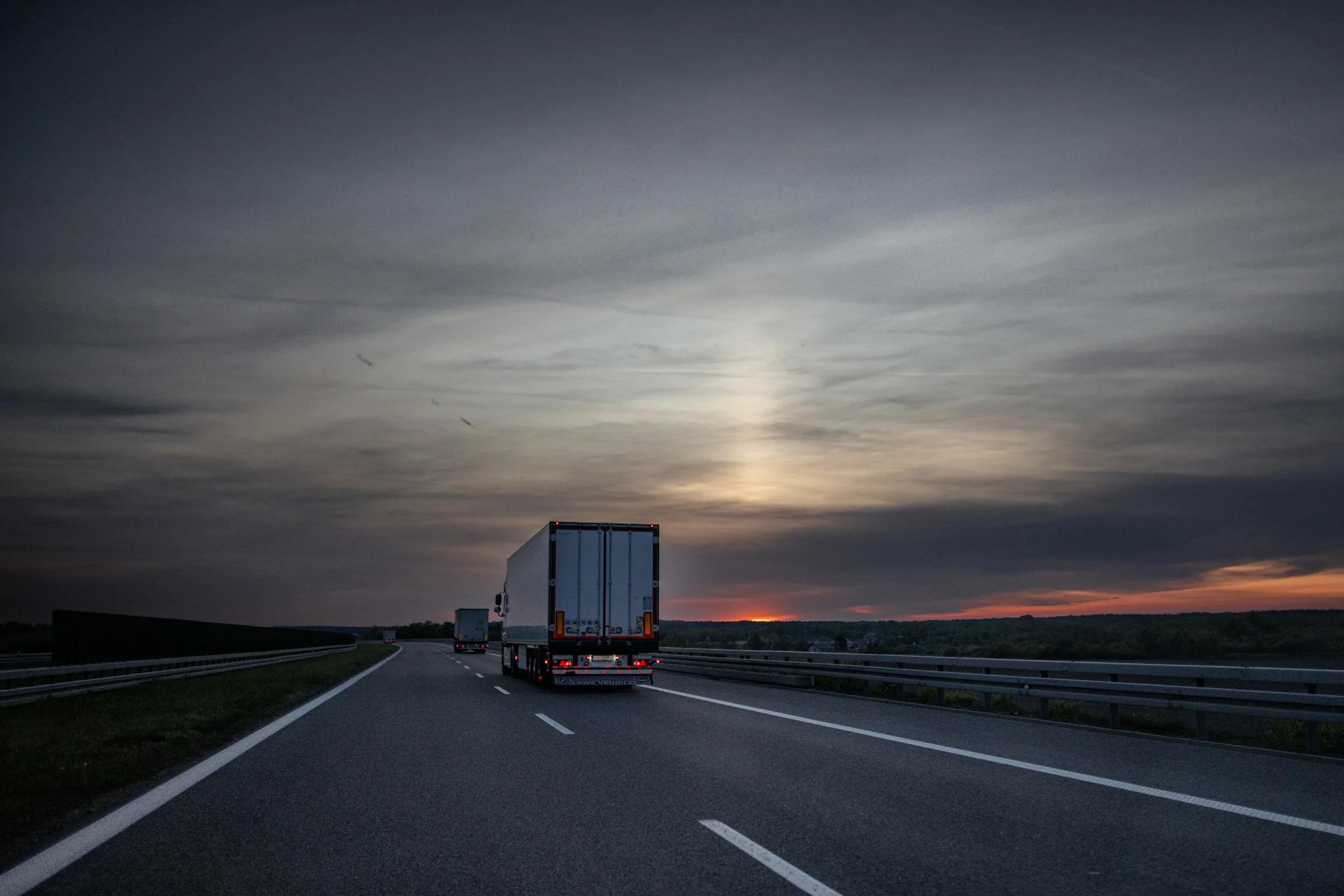 Camión de carga en autopista al atardecer